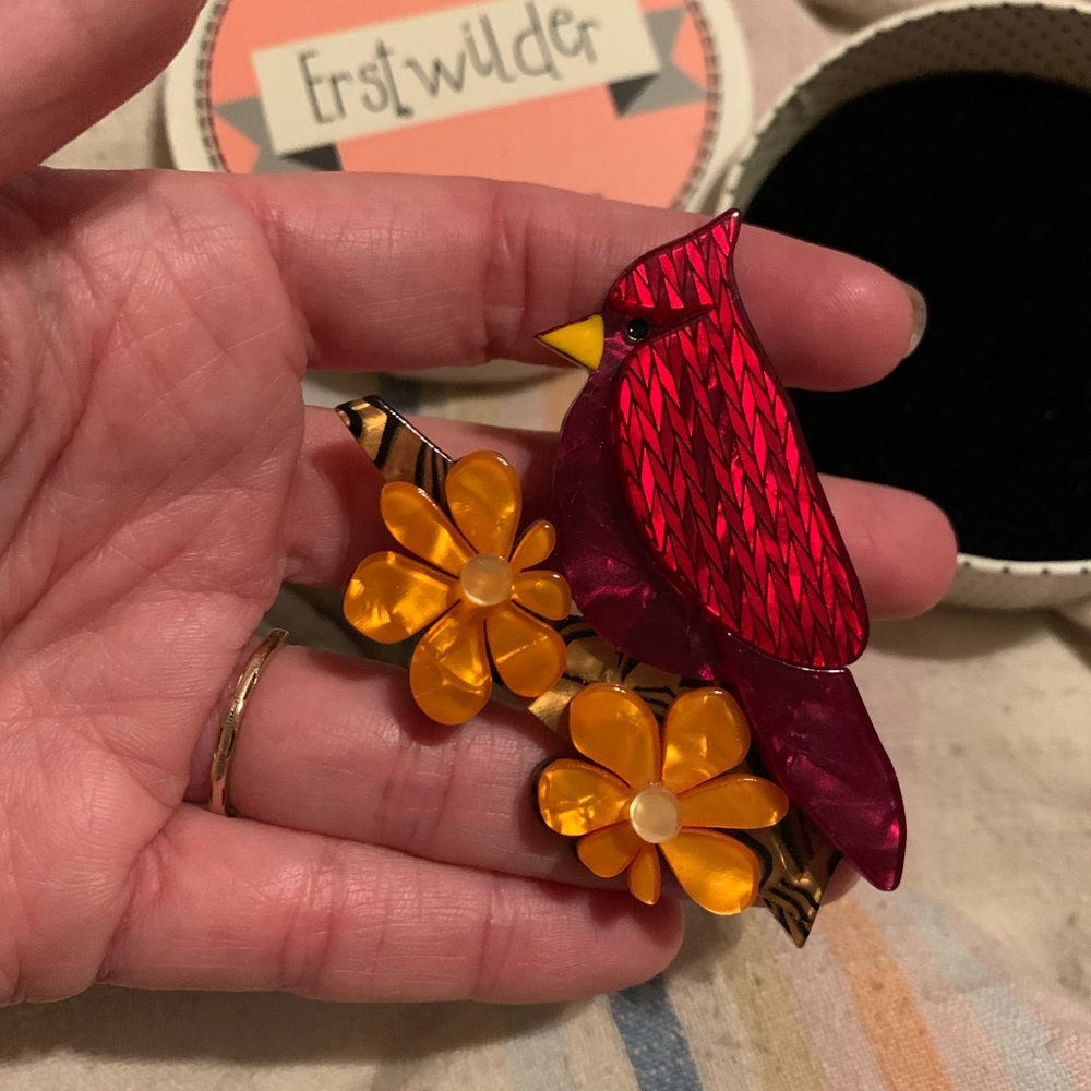 Erstwilder brooch